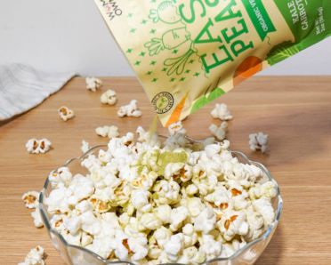 Shaking Easy Peasie veggie powder Green Blend into popcorn