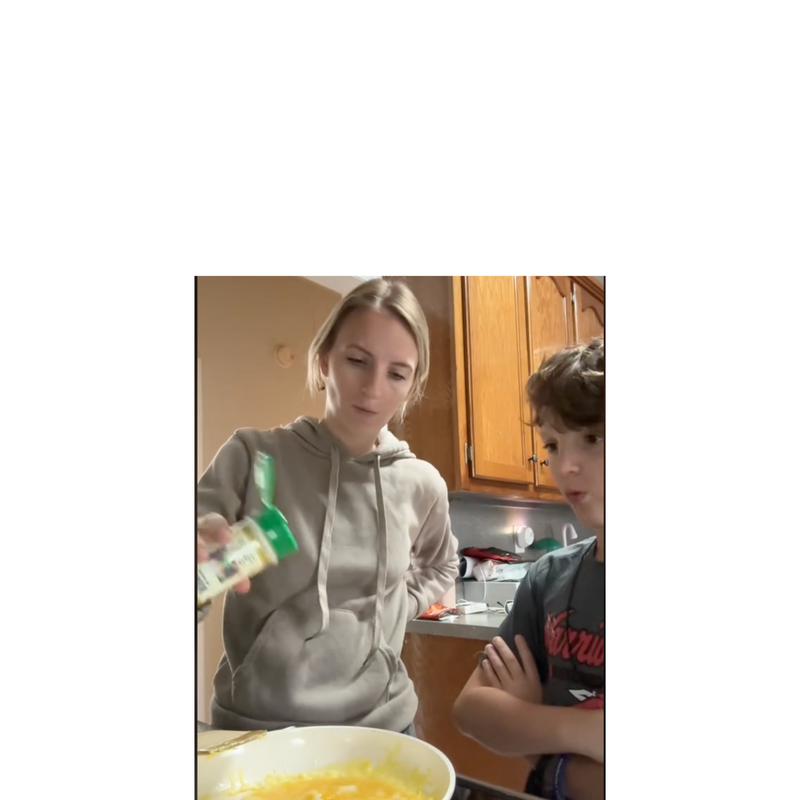 cover image for video of mom blogger using and reviewing Easy Peasie veggie powder blends